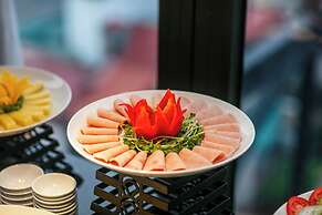 May De Ville Lakeside Hotel