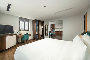 May De Ville Lakeside Hotel