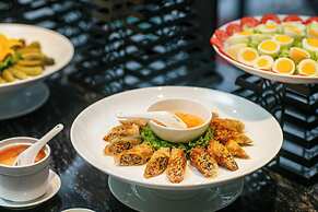 May De Ville Lakeside Hotel