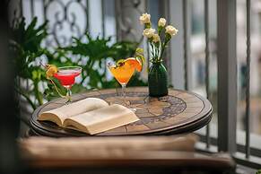 May De Ville Lakeside Hotel