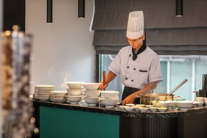 May De Ville Lakeside Hotel