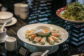 May De Ville Lakeside Hotel