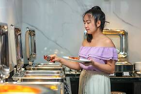 May De Ville Lakeside Hotel