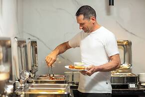 May De Ville Lakeside Hotel