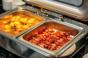 May De Ville Lakeside Hotel