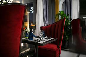 May De Ville Lakeside Hotel