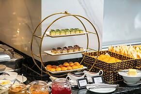 May De Ville Lakeside Hotel