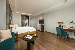 May De Ville Lakeside Hotel