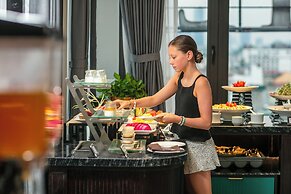 May De Ville Lakeside Hotel