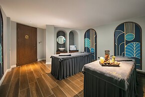 May De Ville Lakeside Hotel