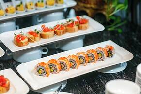 May De Ville Lakeside Hotel