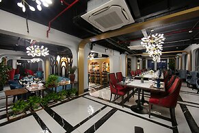 May De Ville Lakeside Hotel