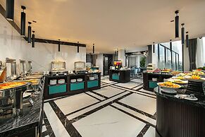 May De Ville Lakeside Hotel