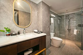 May De Ville Lakeside Hotel