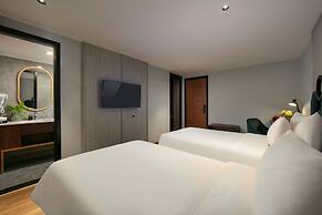 May De Ville Lakeside Hotel