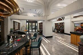 May De Ville Lakeside Hotel