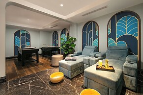 May De Ville Lakeside Hotel