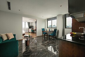 May De Ville Lakeside Hotel