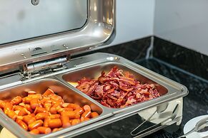 May De Ville Lakeside Hotel