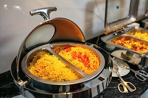 May De Ville Lakeside Hotel