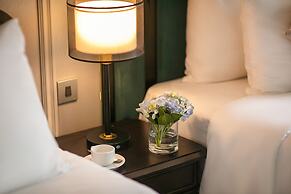 May De Ville Lakeside Hotel