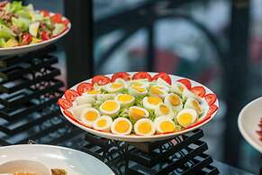 May De Ville Lakeside Hotel