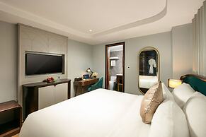 May De Ville Lakeside Hotel