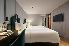 May De Ville Lakeside Hotel