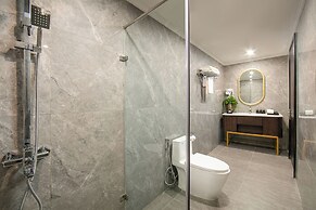 May De Ville Lakeside Hotel