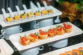 May De Ville Lakeside Hotel