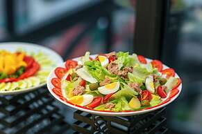 May De Ville Lakeside Hotel