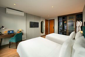 May De Ville Lakeside Hotel