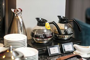 May De Ville Lakeside Hotel