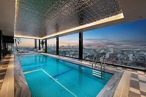 May De Ville Lakeside Hotel