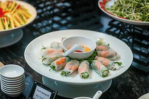 May De Ville Lakeside Hotel