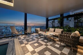 May De Ville Lakeside Hotel