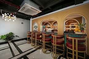 May De Ville Lakeside Hotel