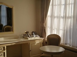 Feathers Hotel, Bar and Restaurant