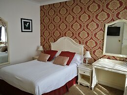 Feathers Hotel, Bar and Restaurant