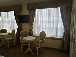 Feathers Hotel, Bar and Restaurant