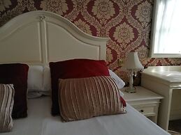 Feathers Hotel, Bar and Restaurant