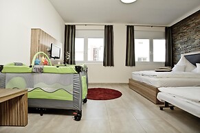 Hotel Maxis