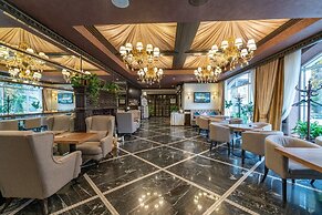 Attache Hotel