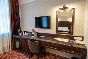 Attache Hotel