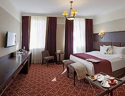 Attache Hotel