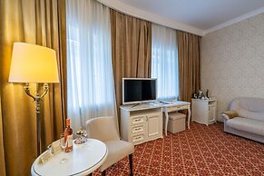 Attache Hotel
