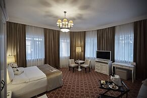 Attache Hotel