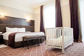 Attache Hotel