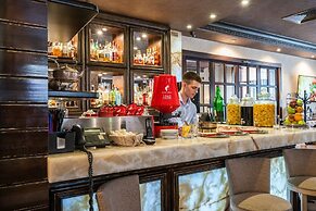 Attache Hotel