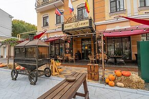 Attache Hotel